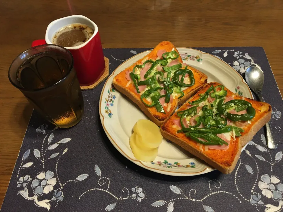 Snapdishの料理写真:ガーリックピザトースト、沢庵、ホットコーヒー、烏龍茶(昼飯)|enarinさん