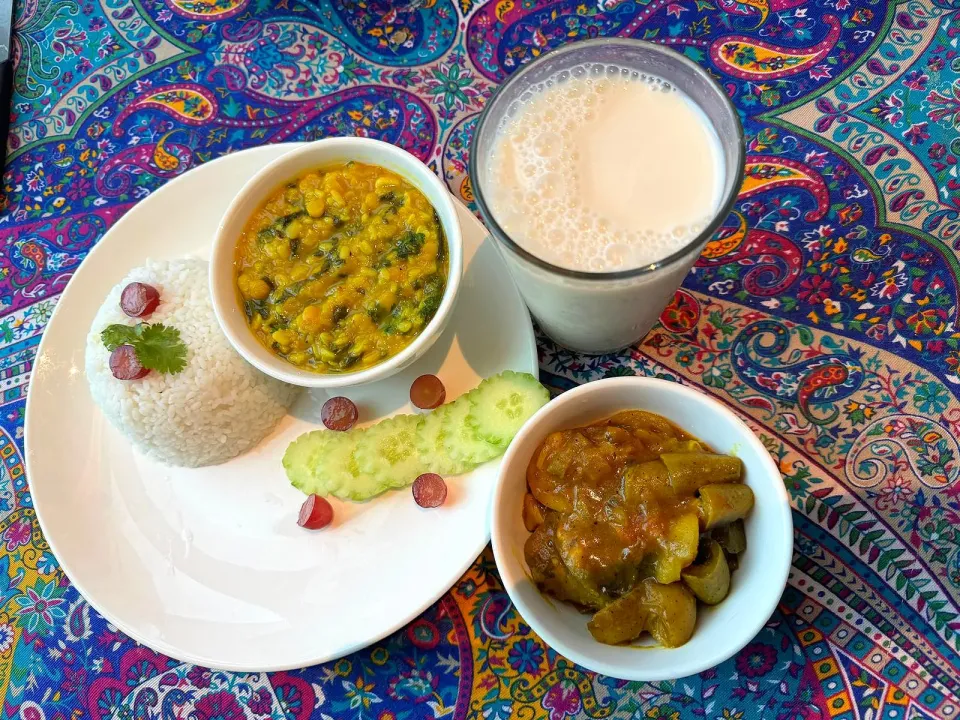 Snapdishの料理写真:Rice with Palak dal and pointed gourd veggi with Lassi...|AN72さん