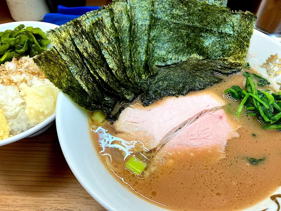 【TRYラーメン大賞2023-2024 
新店オリジナル部門受賞】 
麺家 たいせい ラーメン（950円、 
麺やわらかめ/ 味うすめ/鶏油少なめ） 
－麺少なめ (通常160gの6割に) 
＋のり増し（5枚、150円） 
＋卸し生姜（冷蔵庫に保管、無料） 
＋ライス×2（無料、おかわり自由) 
＋胡瓜の漬物 (卓上、無料) 
＠中野坂上1分
24229 (247,737)　|大脇さん