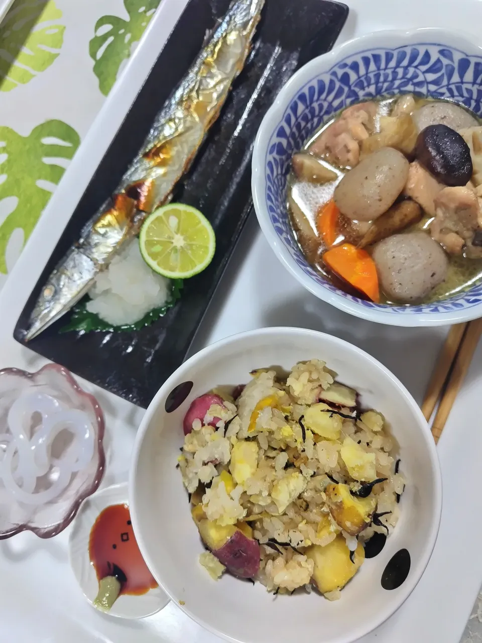 Snapdishの料理写真:さつまいもの炊き込みご飯にさんまですこんにゃくと鶏ももの煮物も添えて🍀|rikako♪。.:＊さん