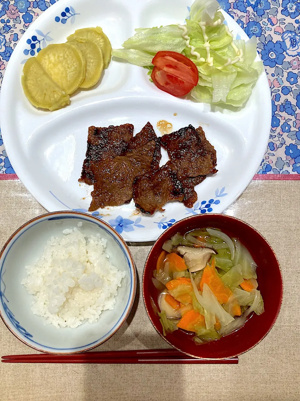 Snapdishの料理写真:カルビ焼きとさつまいも煮と野菜スープ|おしゃべり献立さん