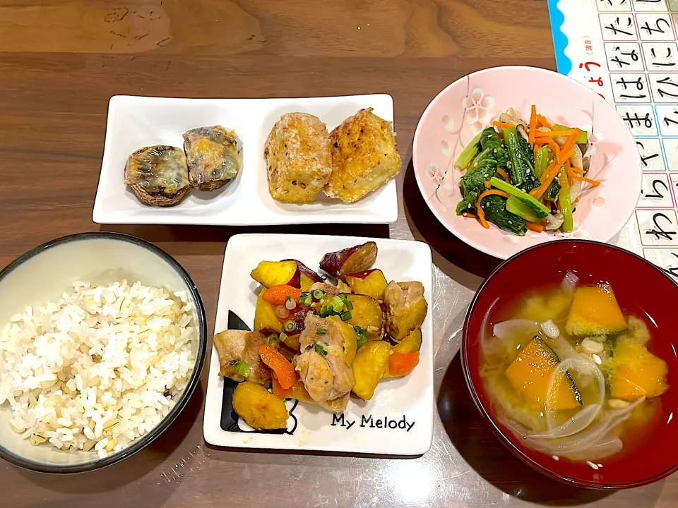 鶏ももとさつまいもの味噌炒め　かぼちゃと玉ねぎの味噌汁　小松菜の三色ナムル　厚揚げのスパイス揚げ　椎茸の海苔チーズ焼き|おさむん17さん