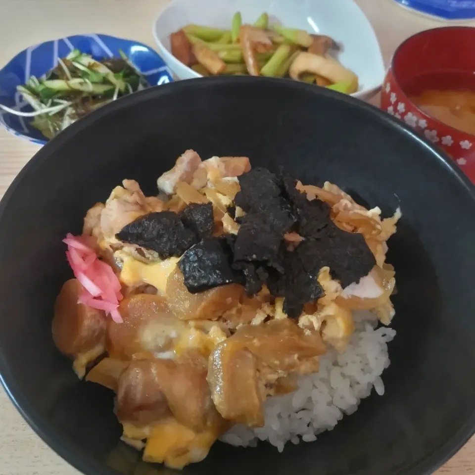 お麸入り親子丼、アスパラとエリンギのバター醤油炒め、胡瓜ともずく和え|ちゃいさん