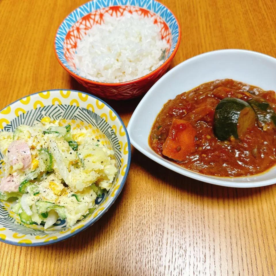 トマト、ズッキーニがある

夏野菜カレーになりました🍛
ポテトサラダも久しぶりに作りました|naoさん