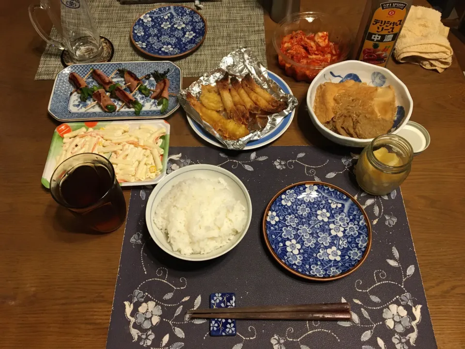 Snapdishの料理写真:ご飯、ピーマンのハム巻きソテー、絹厚揚げとじゃこ天としらたきの煮物、チーズ揚げ、天ぷら、キムチ、沢庵、烏龍茶(夕飯)|enarinさん