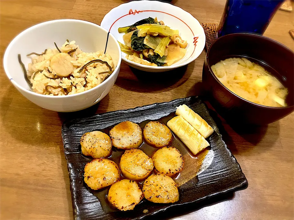 ホタテのバター醤油焼き、ホタテ塩昆布炊き込みご飯、小松菜・大根と揚げのお浸し  ふるさと納税返礼品のホタテが届いたのでホタテの献立にしました|リフルシャッフルさん