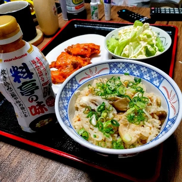 3種のきのこの炊き込みご飯、シャキシャキレタス、チキンヒーロー。味噌味の炊き込みご飯は初めてだ！|ariyo4200さん