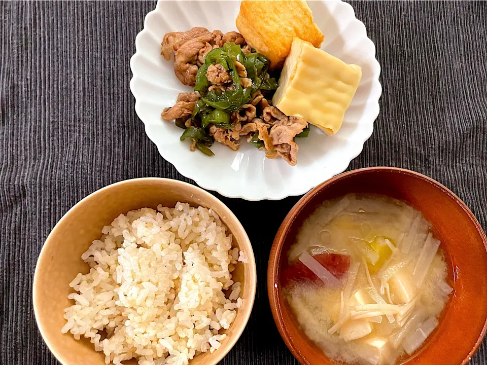 ピーマンと豚肉の炒め物メインの、ほっと休まるシンプルなお夕飯🌛|みーぬさん