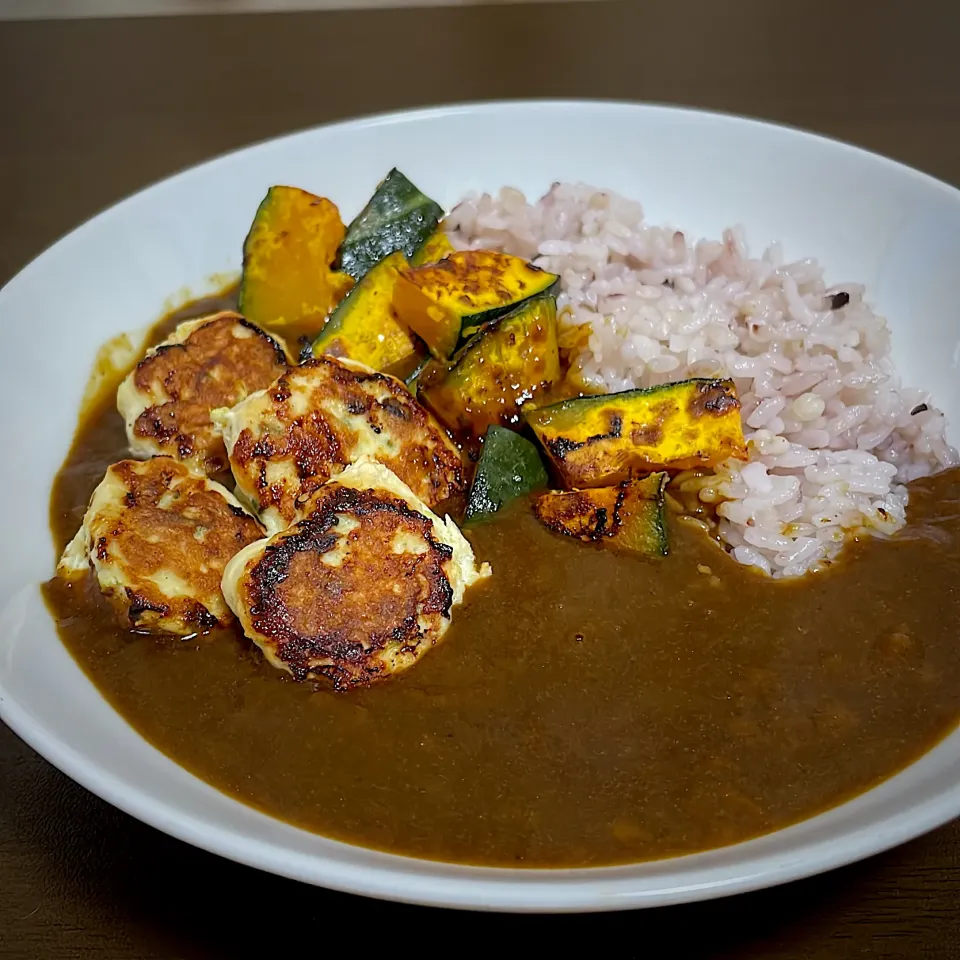 肉団子と南瓜のせカレーライス🍛|ハルカさん