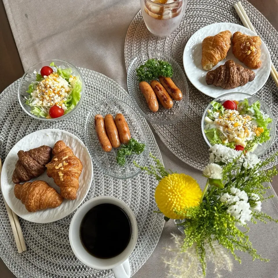 9/21❤︎休日モーニング
・ ドンクプチクロワッサン🥐
・ アルトバイエルン炒め
・ ミモザサラダ🥗|Makinsさん