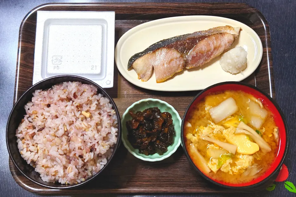 今日の朝ごはん（十六穀ごはんにぶりの塩焼き（わらさの塩焼き）、納豆、白菜ときのこと卵のみそ汁、きゅうり漬）|Mars＠釜飯作り研究中さん