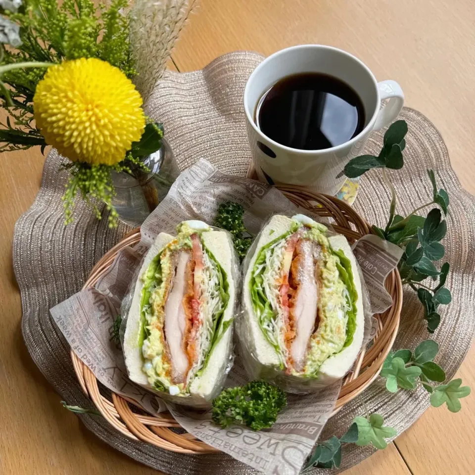 9/21❤︎アボたまディップとフライドチキンのわんぱくサンド🥪🌱

＊ アボカド🥑とたまごディップ
＊ フライドチキン
＊フリルレタス＊キャベツ ＊トマト|Makinsさん