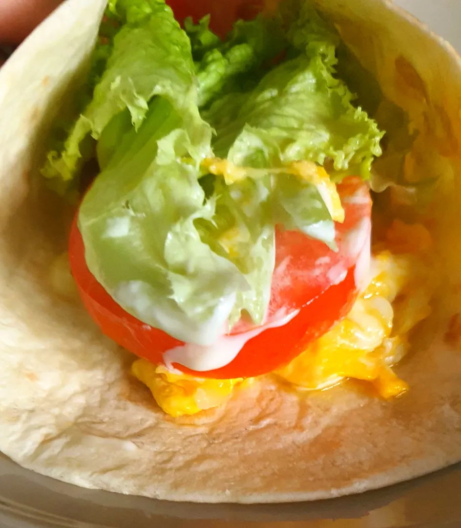 Good morning 🤗😋💕💗💗💗breakfast wrap scrambled eggs + mozzarella cheese+ mayo+ lettuce+ 3 pc tomatoes 🍅 💗💗💗with Japanese green tea 🍵 😋|🌷lynnlicious🌷さん