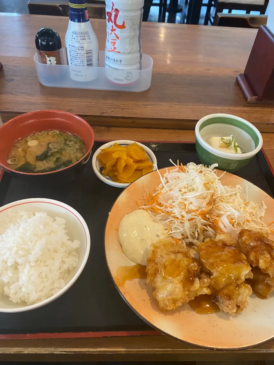 Snapdishの料理写真:大阪市生野区林寺　街かど屋林寺店の日替わり鶏天南蛮定食|タカちゃんさん