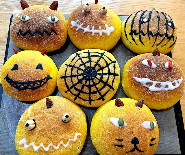 Snapdishの料理・レシピ写真:ひと足早くハロウィン🎃パン焼きました👻｜ハロウィンに配る手作りおやつ♪