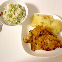 Snapdishの料理写真:豚の生姜焼きと枝豆ご飯|明日もセイロご飯さん