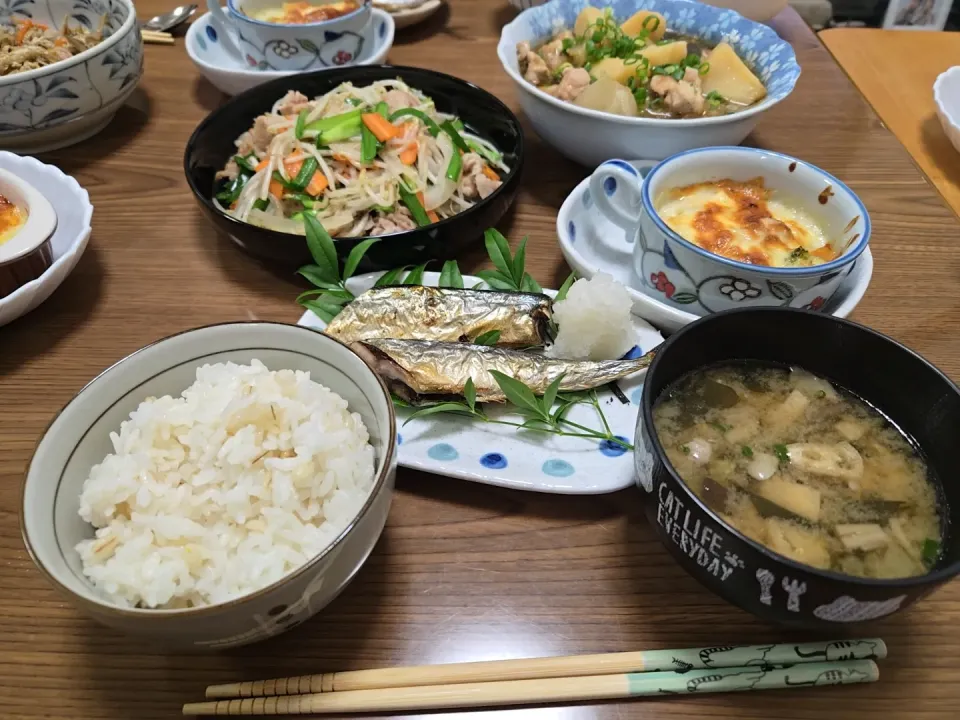 秋刀魚・野菜炒め・鶏肉じゃが・グラタン・もち麦入りご飯・味噌汁🌺|chiyukiさん