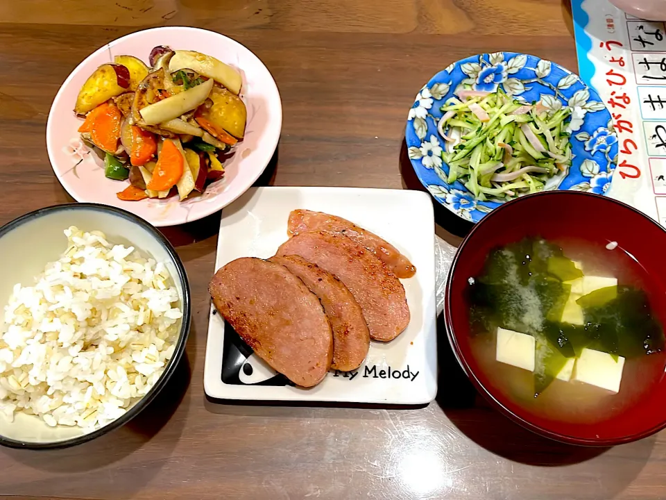 頂きものミートローフ　豆腐とわかめの味噌汁　きゅうりとハムの塩レモン和え　さつまいもとエリンギの味噌炒め|おさむん17さん