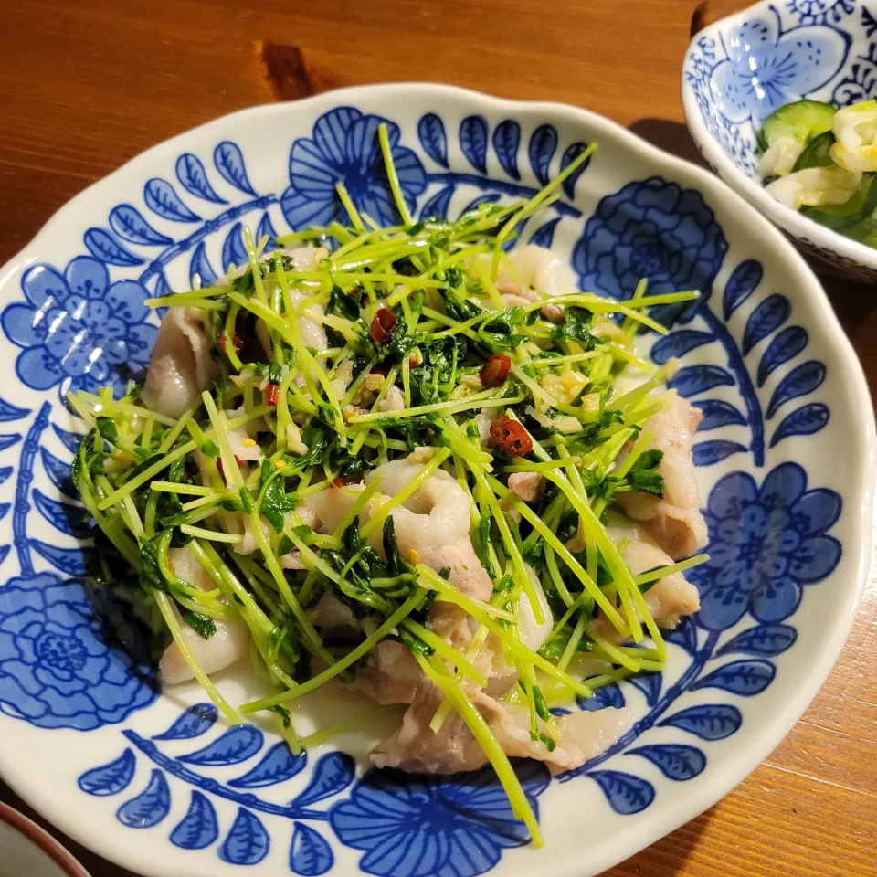 Snapdishの料理写真:豆苗と豚バラの中華炒め|あんさん