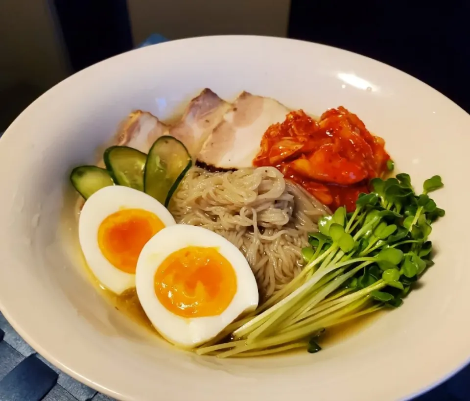 Snapdishの料理写真:夏の終わりのハーモニー。今シーズン最後の冷麺です|motohiroさん