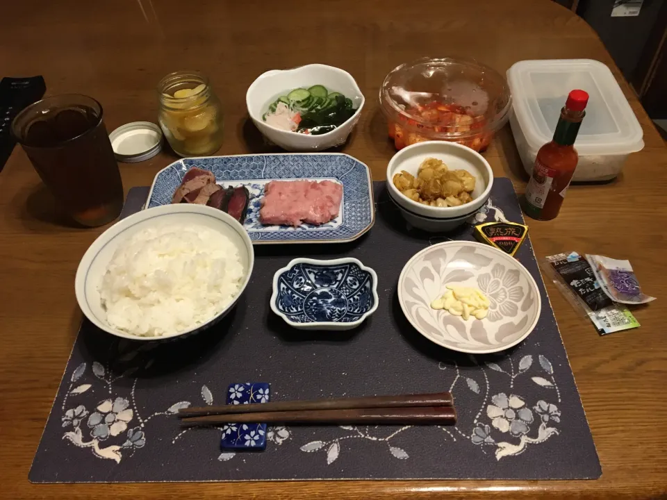 ご飯、鮪のたたき＋板海苔、鰹のたたき、帆立のソテー、生ワカメとカニカマときゅうりの酢の物、キムチ、プロセスチーズ、沢庵、麦茶(夕飯)|enarinさん