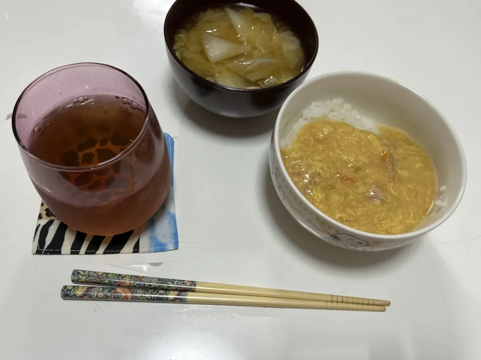 晩御飯☆豚たま丼（レトルト）☆みそ汁（白菜・わかめミックス）ご飯炊くのとみそ汁だけ頑張った(^^)|Saharaさん