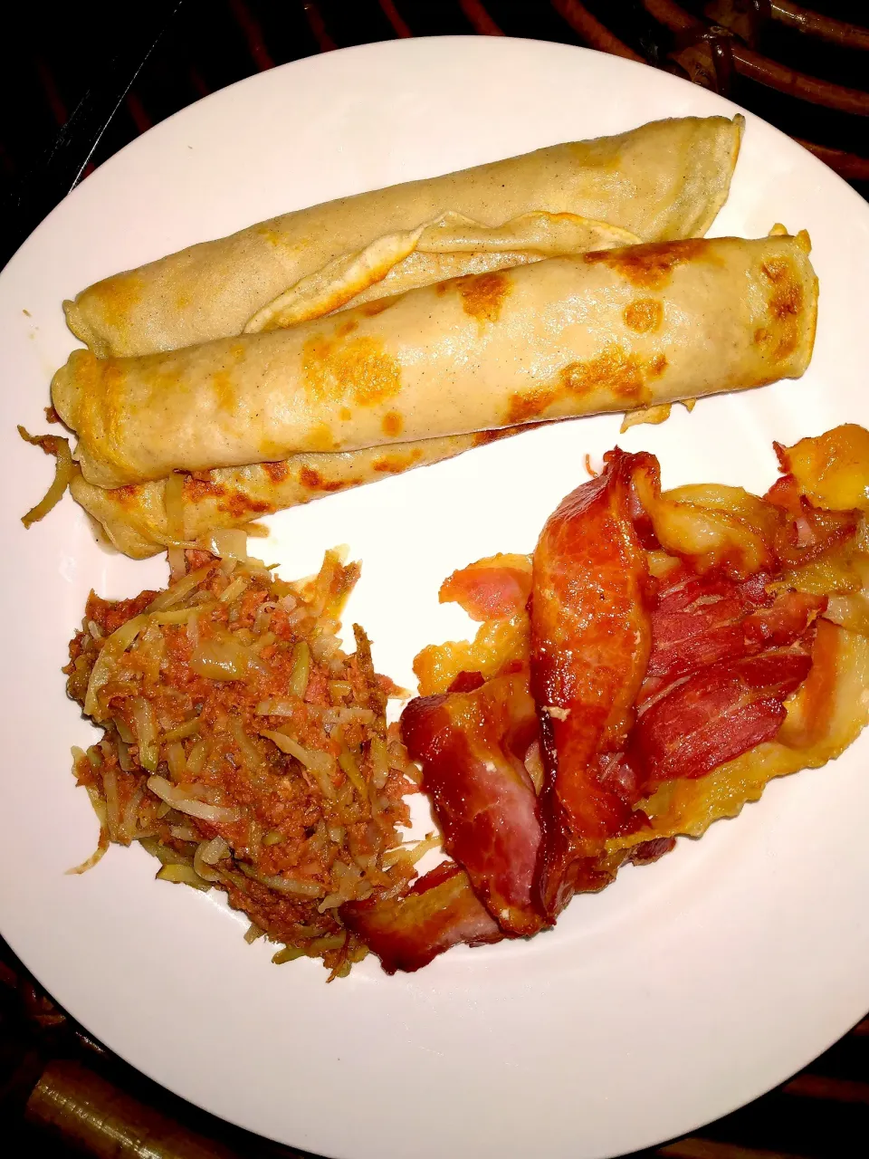 Snapdishの料理写真:Crepes, homemade corned beef hash and bacon|J Annさん