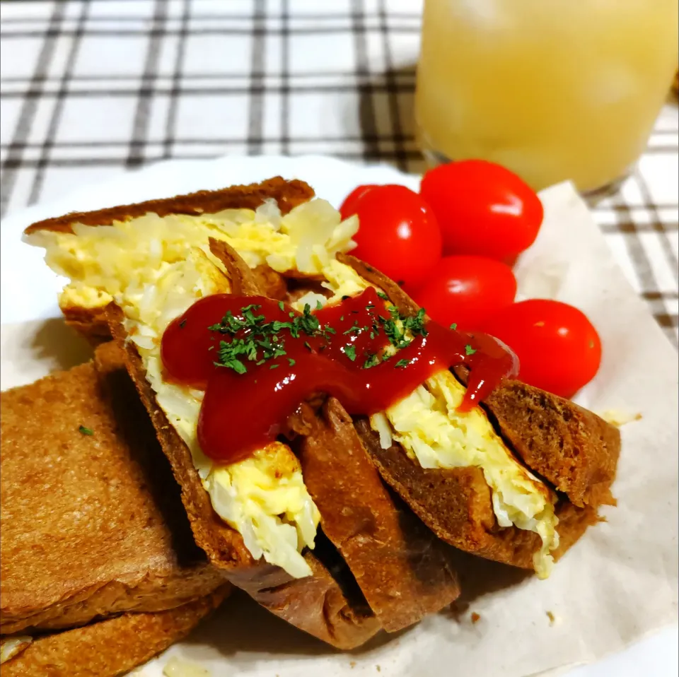 Snapdishの料理写真:黒糖食パンでホットサンド|ne-neさん