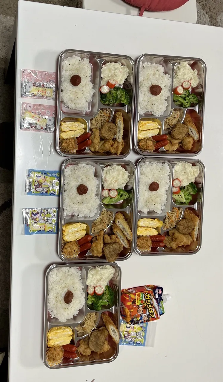 部活弁当☆唐揚げ☆白身魚のフライ☆ポテサラ☆海老とひじきのふんわり揚げ☆チーズロールカニカマ☆ブロッコリー☆切り干し大根☆卵焼き☆ハンバーグ☆ガッツギア（長男）|Saharaさん