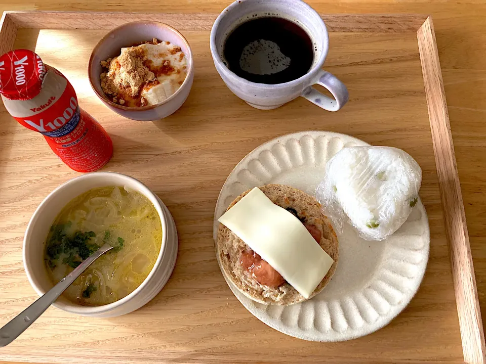 ピースご飯おにぎり♡自家製の無花果ジャム&チーズのせイングリッシュマフィン♡オニオンスープ(パセリとアマニオイルをトッピング)♡豆乳グルトバナナきな粉アガベシロップ♡タンポポ珈琲♡Yakult1000|さくたえさん