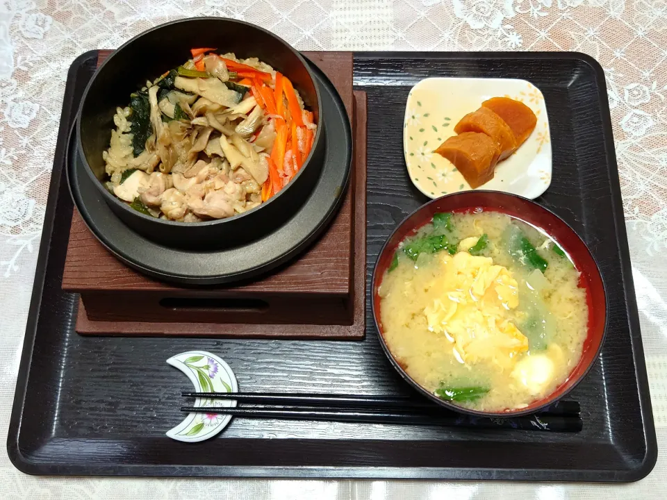 今日の朝ごはん（とり釜めしに小松菜と玉ねぎと卵のみそ汁、たくあん）|Mars＠釜飯作り研究中さん