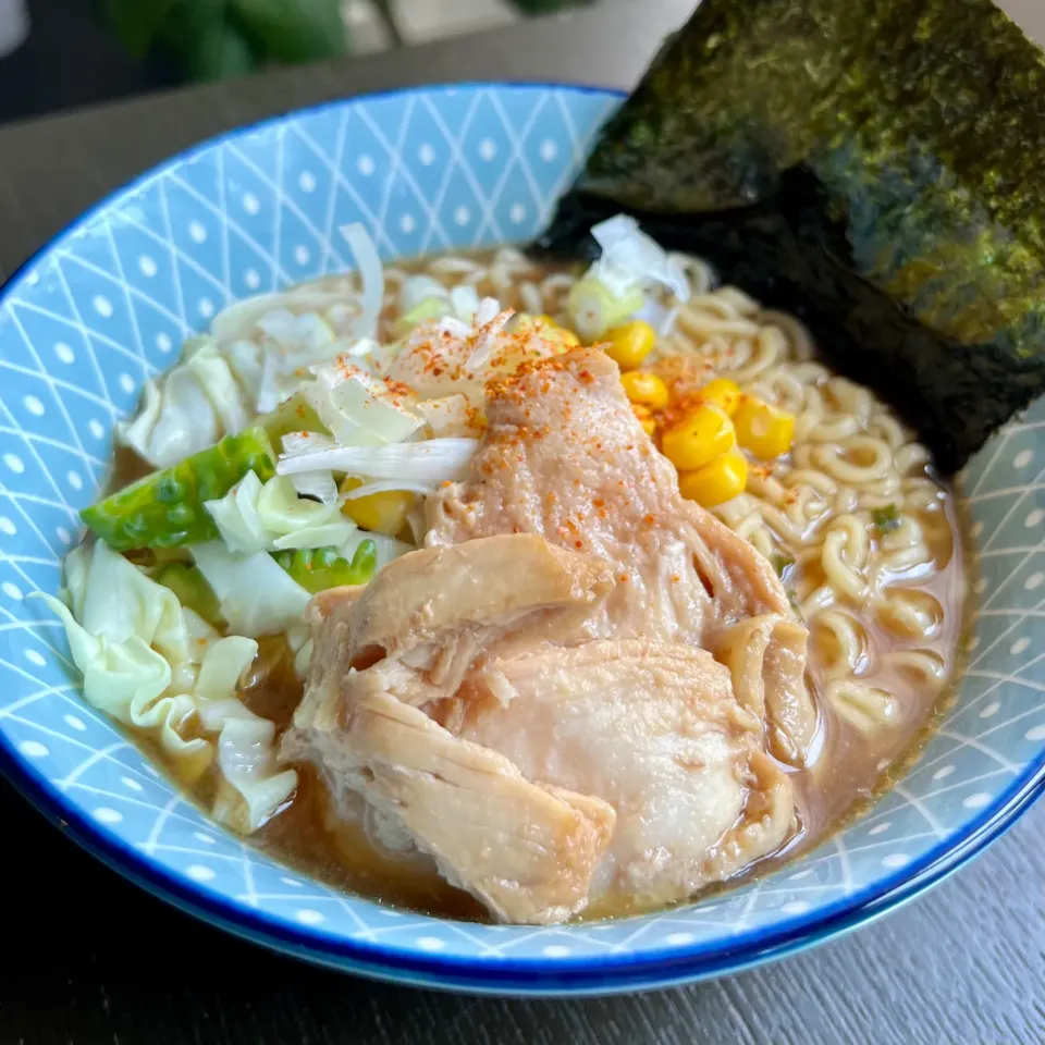 自家製鶏チャーシューとゴーヤ入り　アンモンデ味噌ラーメン🍜|アッコちゃん✨さん