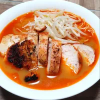 Snapdishの料理写真:鶏マシマシ赤辛ラーメン（インスタント）|こいけさんさん