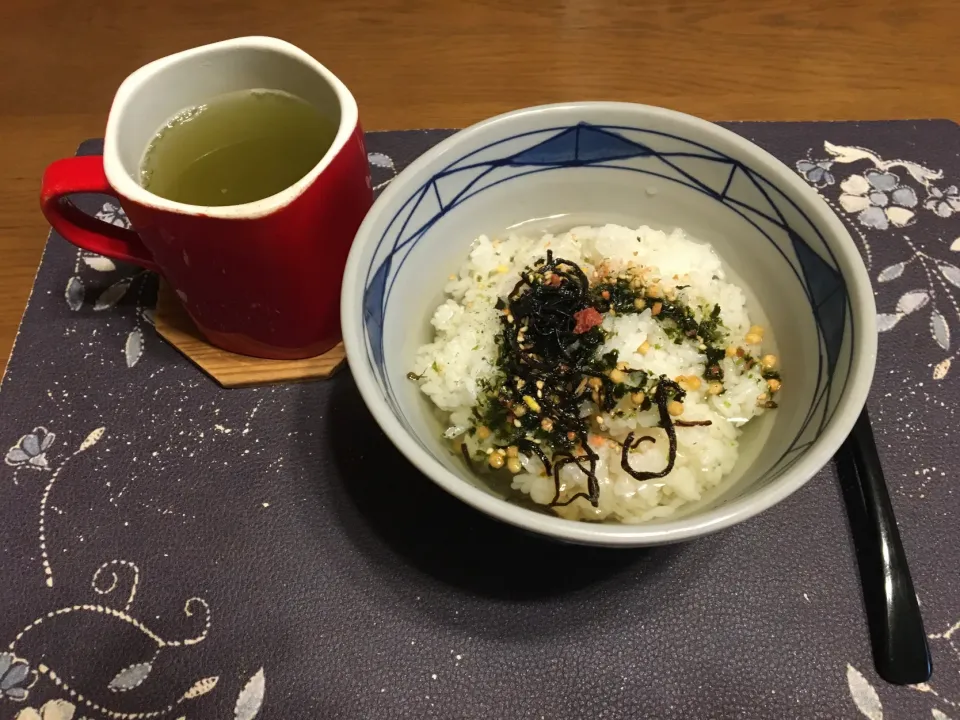 Snapdishの料理写真:お茶漬け、熱い日本茶(朝ご飯)|enarinさん