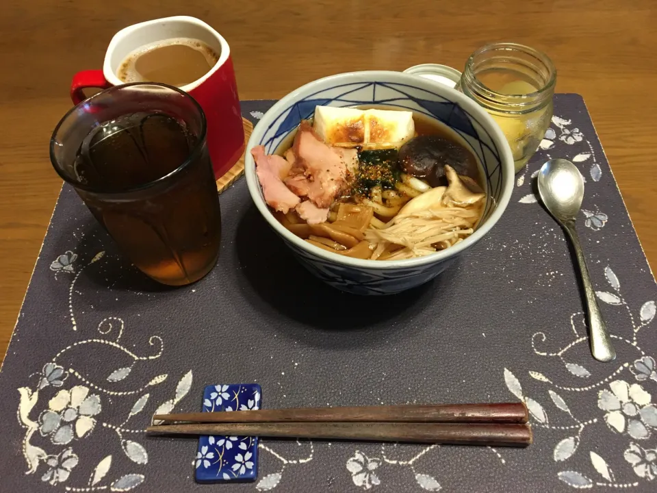 Snapdishの料理写真:特製うどん、沢庵、ホットコーヒー、麦茶(昼飯)|enarinさん