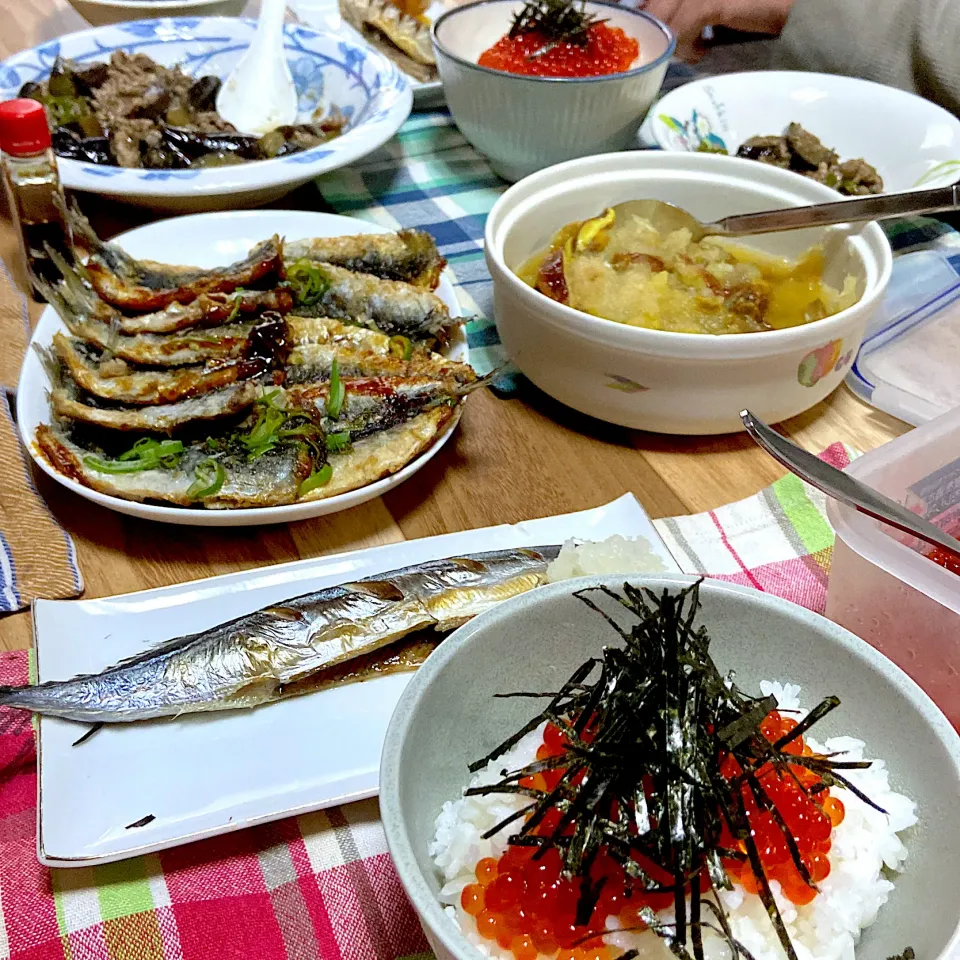 お夕飯　いくら醤油漬け丼　秋刀魚の塩焼き　落葉きのこおろし和えなどなど|renharuruさん