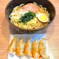 Snapdishの料理写真:醤油ラーメンと餃子の夕飯|yukopunさん