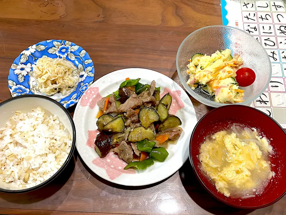 Snapdishの料理写真:豚肩ロースと茄子ピーマンの味噌炒め　大根と卵の味噌汁　ポテトサラダ　キャベツの胡麻マヨ和え|おさむん17さん