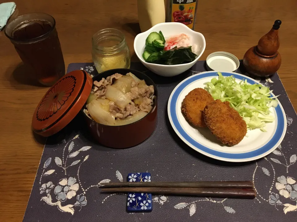 牛飯重、生ワカメとオーシャンキングと輪切りきゅうりの酢の物、コロッケ、千切りキャベツ、沢庵、烏龍茶(夕飯)|enarinさん