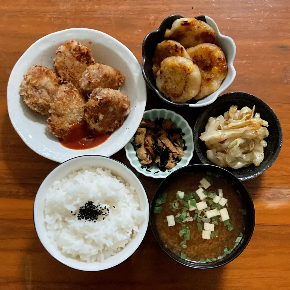 主食　白ごはん
主菜　トンカツ風豚こまチーズ🅿️
副菜　キャベツのおかかポン酢和え🅿️
副菜　はんぺんとじゃがいものお焼き🅿️
汁物　豆腐の味噌汁
小鉢　残り物|...さん