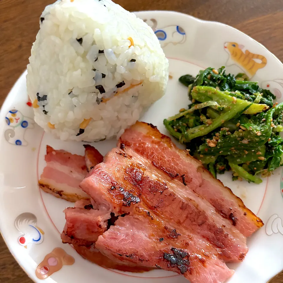 厚切りベーコンと大根菜とほうれん草の胡麻和えとお茶漬けのりのおにぎり|たつかばさん