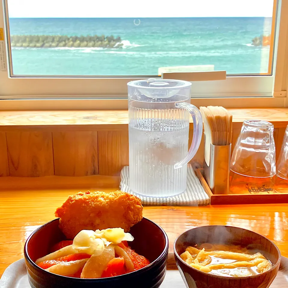 海が見えるカフェで名物アヨロ丼|🌻ako ·͜·♡peco🌻さん