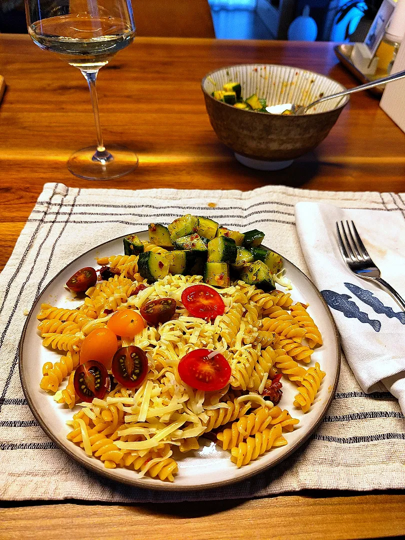 Pasta with pickled tomatoes, seeds, garlic and cucumber salad|Vera Andrianova Forwerkさん