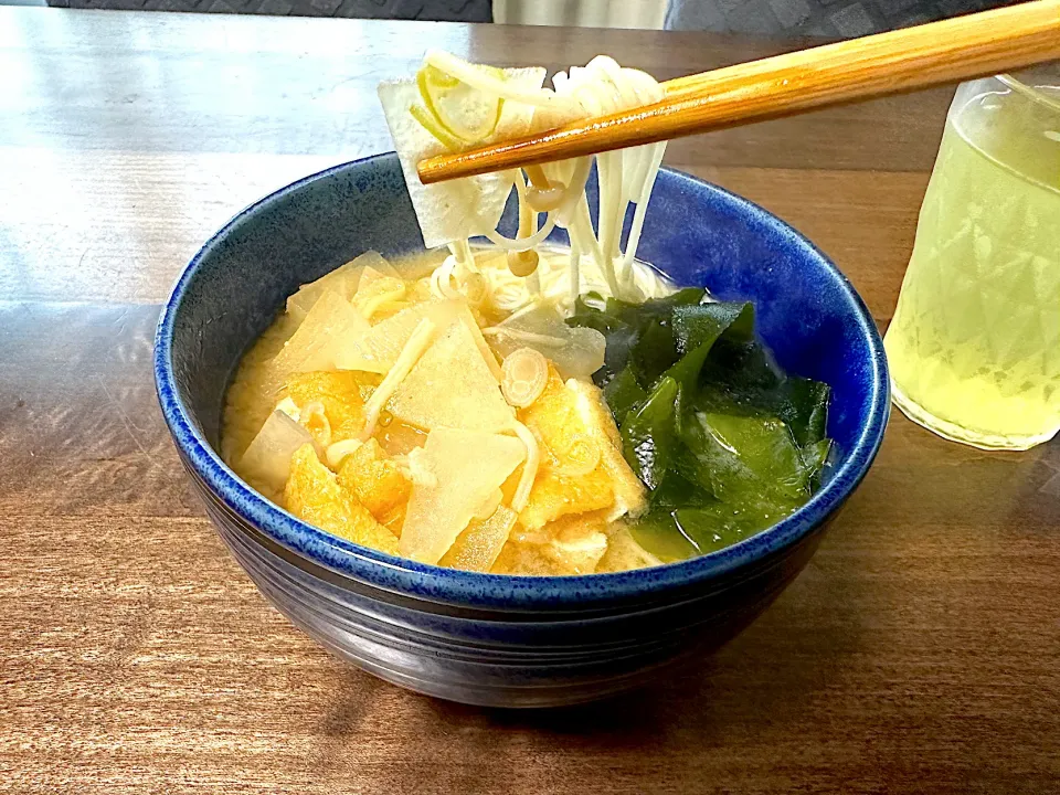 Snapdishの料理写真:味噌汁そば🍜作りたてでも残りものでも麺を入れたら完成じゃ|カエルミちゃんさん