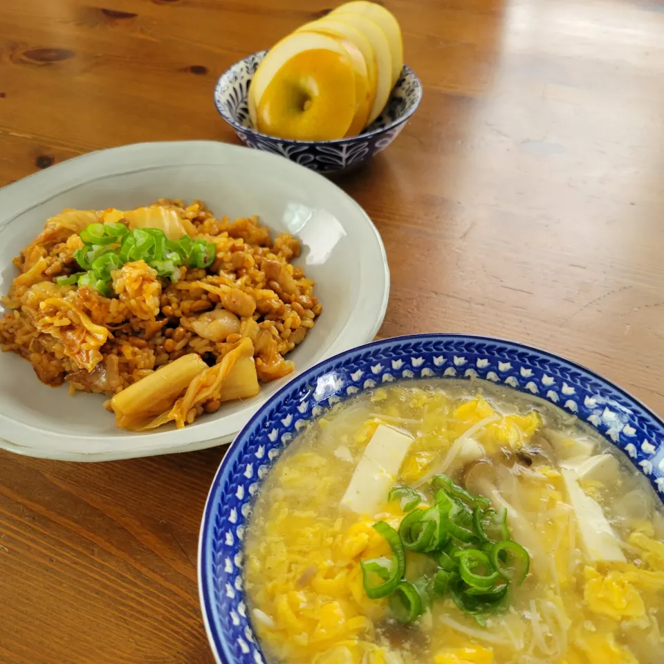 Snapdishの料理写真:キムチ納豆チャーハン
中華スープ|あんさん