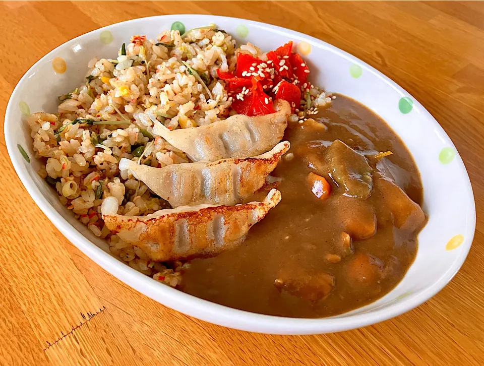 カレー炒飯に餃子をトッピング|🌻ako ·͜·♡peco🌻さん