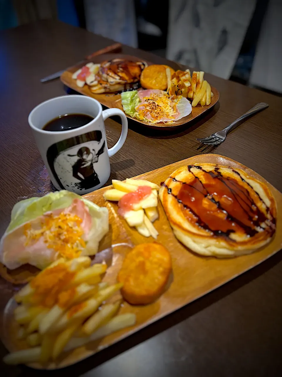 炙りチーズの生ハムサラダ　チキンナゲット　フレンチフライ　豆腐のパンケーキ　キャラメルソース　チョコレートソース　りんご　苺バター　コーヒー|ch＊K*∀o(^^*)♪さん