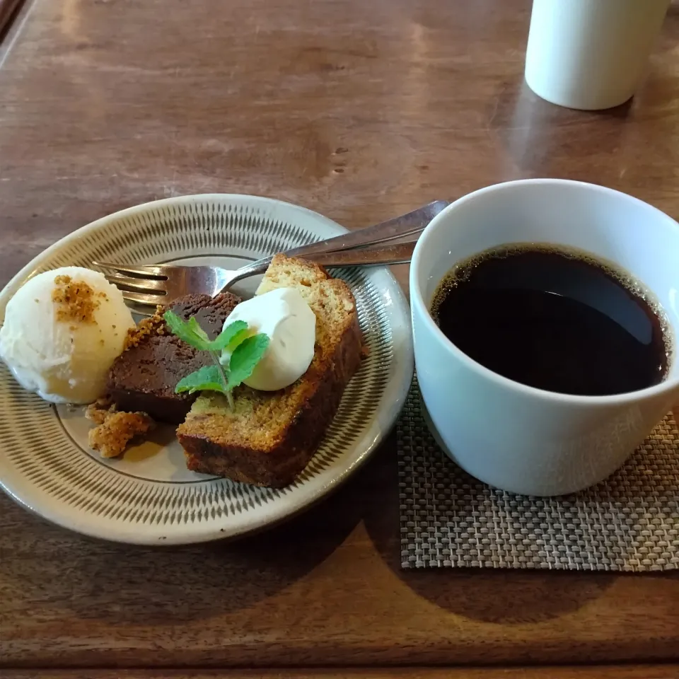 Snapdishの料理写真:別府　moulinのデザートとコーヒー|よっちびやばんぶーさん