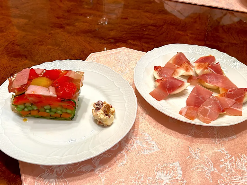 Snapdishの料理写真:前菜🫒野菜の🥬ゼリー寄せ❣️とイチジク生ハム❣️|Yoshihiro  Hamasakiさん