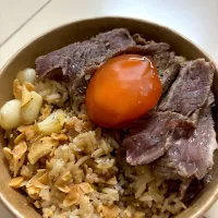 Snapdishの料理写真:ข้าวหน้าเนื้อไข่ดอง|JKさん